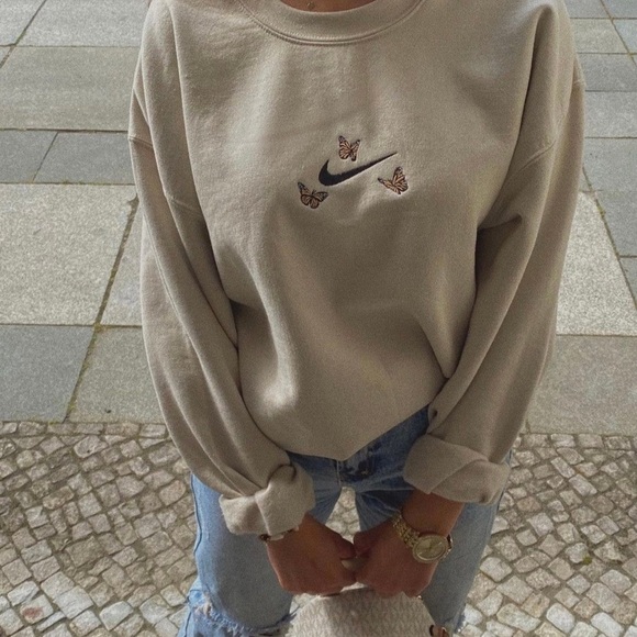 Nike butterfly sweatshirt - Picture 2 of 4